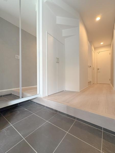 【2号棟】磯子区新築戸建 パントリー吹抜け(玄関)