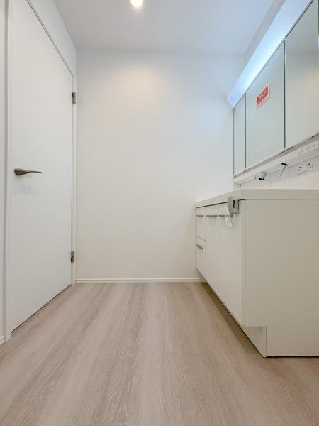 【2号棟】磯子区新築戸建 パントリー吹抜け(洗面台・洗面所)