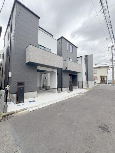 【2号棟】磯子区新築戸建 パントリー吹抜け(前面道路含む現地写真)