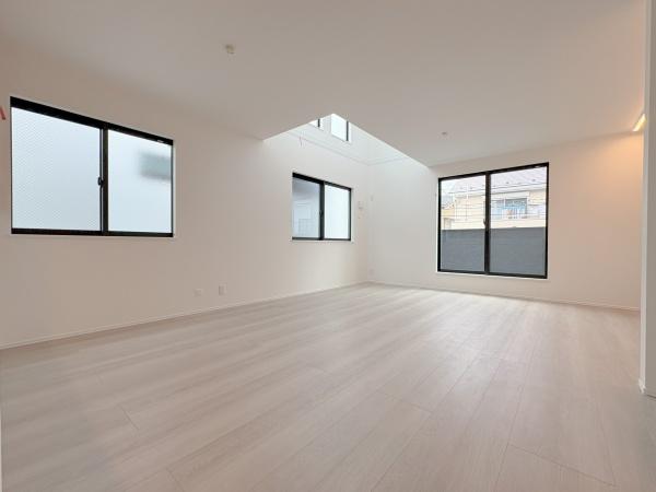 【2号棟】磯子区新築戸建 パントリー吹抜け(リビング)