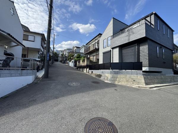 【1号棟】旭区新築戸建 LDK18帖 吹抜け 角地 SIC(前面道路含む現地写真)