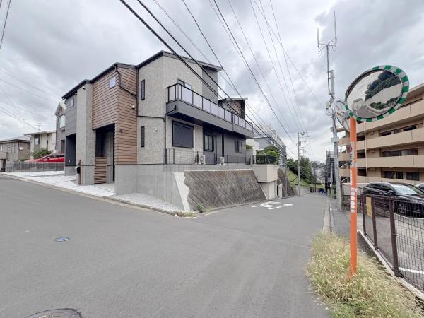 【1号棟】神奈川区新築戸建2台駐車可WIC吹抜け(前面道路含む現地写真)