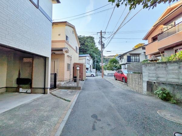 鎌倉市稲村ガ崎2丁目の中古一戸建て(前面道路含む現地写真)