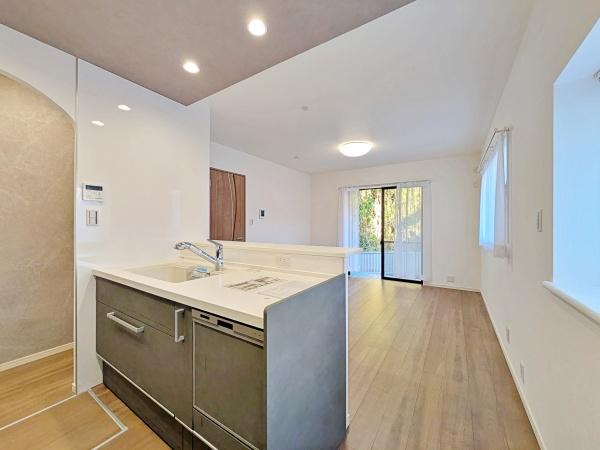 鎌倉市稲村ガ崎2丁目の中古一戸建て(リビング)