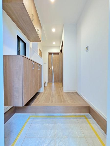 鎌倉市稲村ガ崎2丁目の中古一戸建て(玄関)