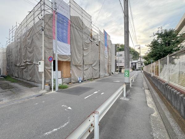 【1号棟】磯子区新築戸建 ビルトイン車庫 対面キッチン(前面道路含む現地写真)