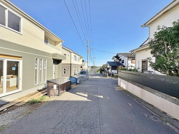 【B号棟】緑区新築戸建ビルトイン車庫ルーバル(前面道路含む現地写真)