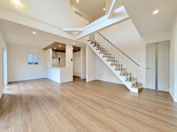 【1号棟】瀬谷区東野3台駐車可LDK20帖吹抜