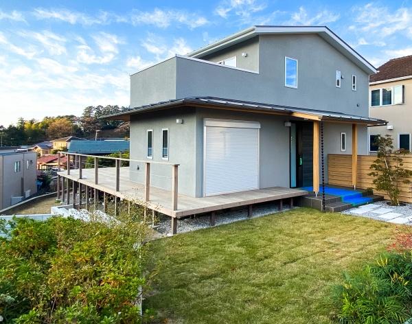 鎌倉市新築戸建駐車3台可!99坪の南庭にウッドデッキ