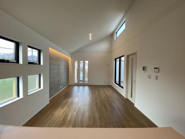 【2号棟】大和市新築戸建カースペース2台勾配天井