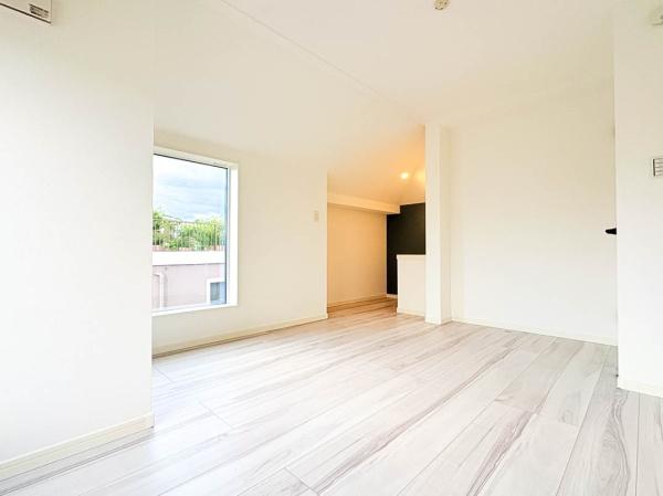 横浜市鶴見区新築戸建　ビルドインガレージ　3口コンロ