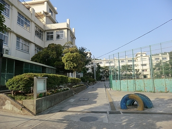 川崎市新築戸建LDK18帖以上パントリーリネン棚(川崎市立菅生小学校)