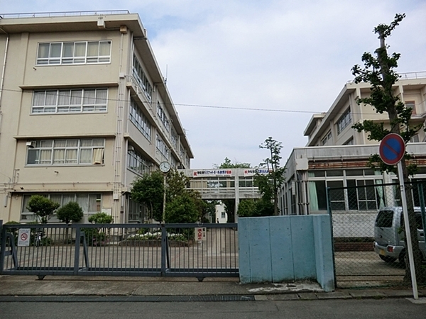 川崎市新築戸建LDK18帖以上パントリーリネン棚(川崎市立菅生中学校)