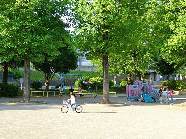 青葉区新築戸建ロフト吹抜カースペース(さつきが丘公園)