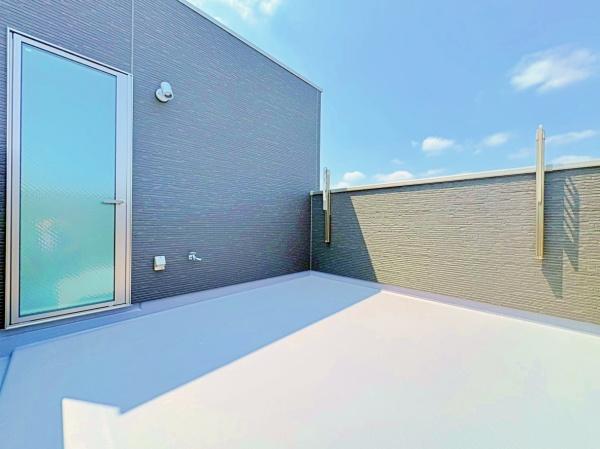 港北区新築戸建ビルトイン車庫スカイバルコニー