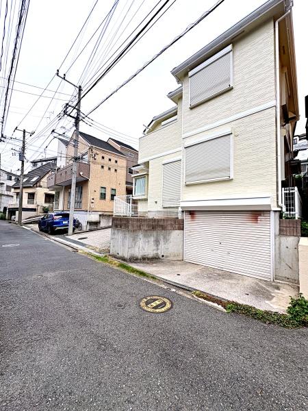鶴見区中古戸建ビルトイン車庫庭付北西角地