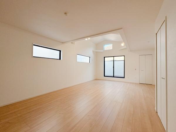 【2号棟】旭区新築戸建吹き抜けカースペース2台