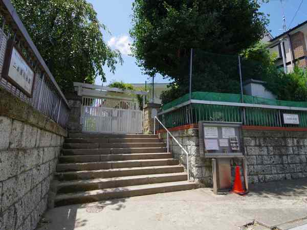 横浜市神奈川区旭ケ丘の中古一戸建て(二本榎幼稚園)