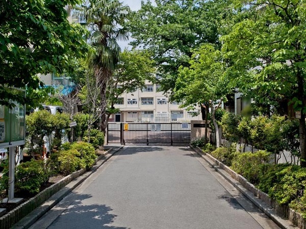 南区新築戸建駅徒歩9分LDK19帖南向き全室2面採光(横浜市立井土ヶ谷小学校)
