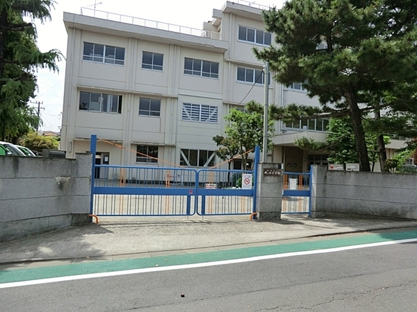 川崎市新築戸建グルニエ吹抜けSIC納戸(川崎市立梶ヶ谷小学校)