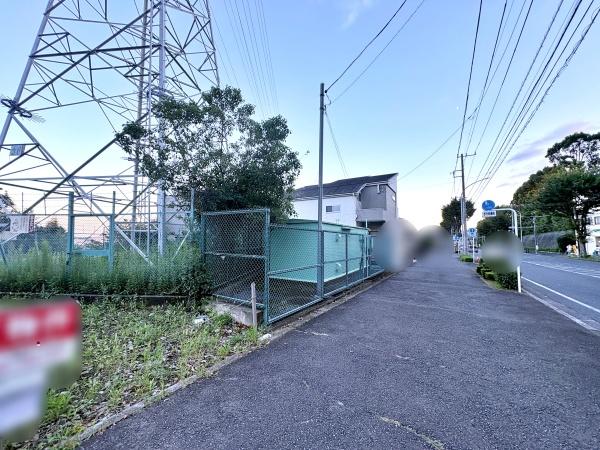 戸塚区売地更地渡し建築条件無し三方角地
