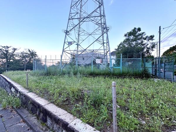 戸塚区売地更地渡し建築条件無し三方角地