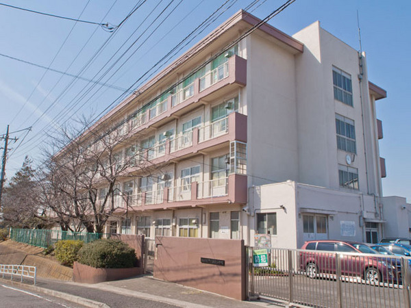 港南区新築戸建LDK18.8帖SIC床暖房日当り良好(横浜市立芹が谷南小学校)