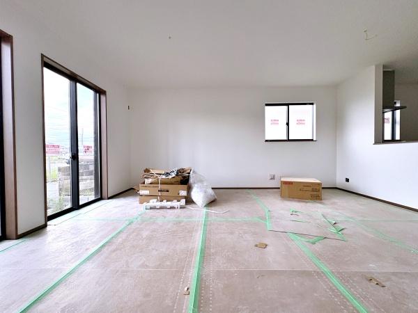 【A号棟】泉区新築戸建駐車2台全居室収納LDK18帖