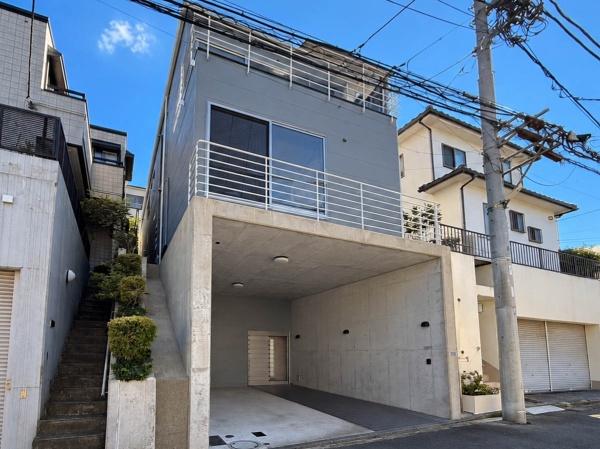 鶴見区中古戸建ビルトイン車庫吹抜け