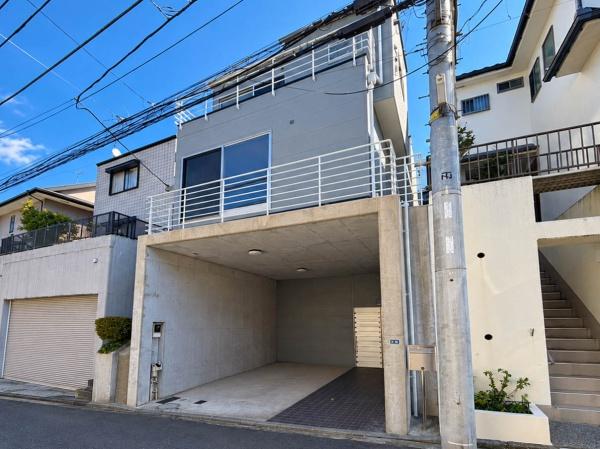 鶴見区中古戸建ビルトイン車庫吹抜け