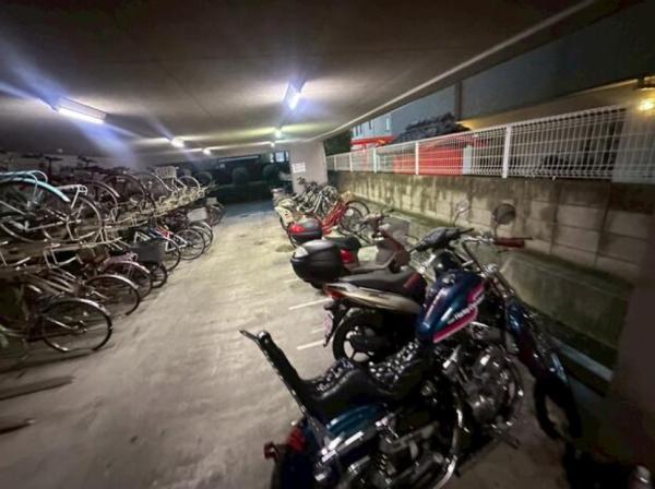 モナーク足立高野町