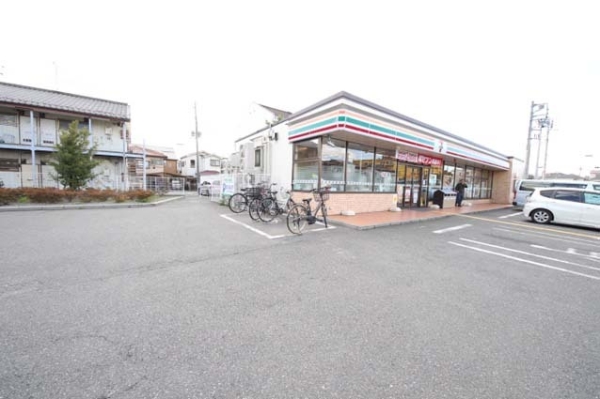 モナーク谷塚(セブン-イレブン 草加瀬崎町店)