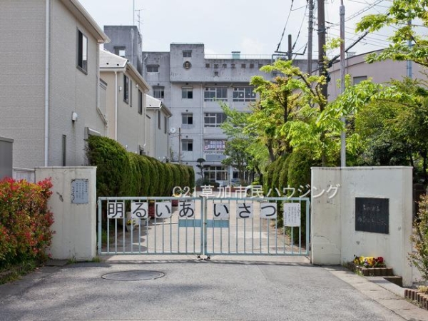 草加市谷塚上町の土地(両新田中学校)