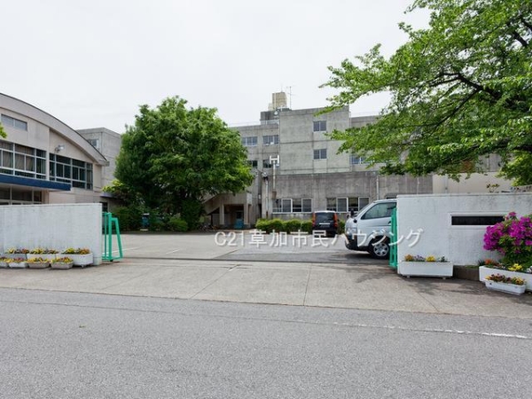 草加市稲荷５丁目の土地(稲荷小学校)