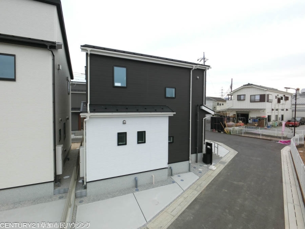草加市苗塚町　新築一戸建て　第1期16号棟