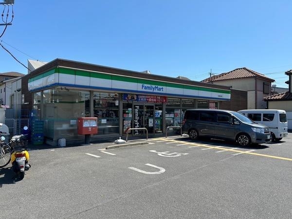 八潮伊草団地8号棟(ファミリーマート　八潮緑町三丁目店)