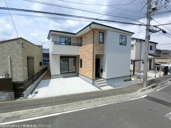 草加市稲荷4丁目　新築一戸建て　17期