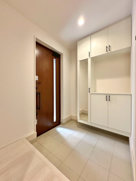 草加市苗塚町 新築一戸建て 23 1期8号棟(玄関)