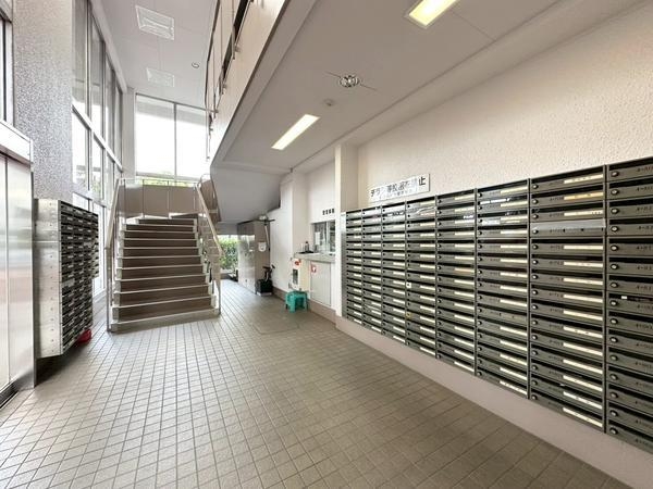 草加松原ハイツ A棟(エントランス)