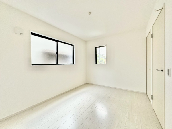 草加市稲荷5丁目　新築一戸建て　14期