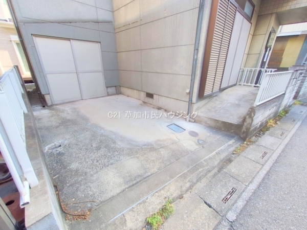 草加市花栗3丁目の中古一戸建て(駐車場)