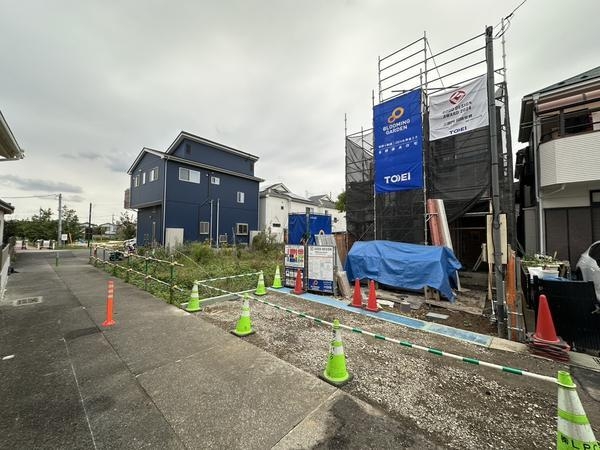 草加市新里町 新築一戸建て 6期(前面道路含む現地写真)