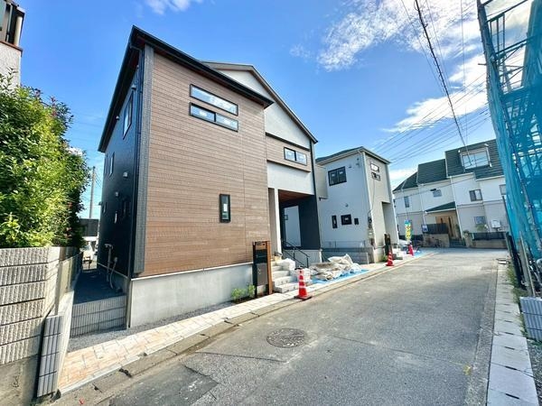 草加市新里町 新築一戸建て 1号棟(前面道路含む現地写真)
