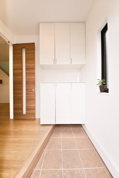 草加市金明町の中古一戸建て(玄関)