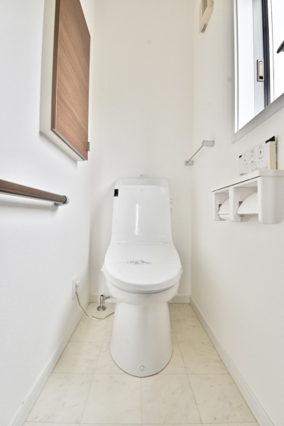 草加市氷川町の中古一戸建て(トイレ)