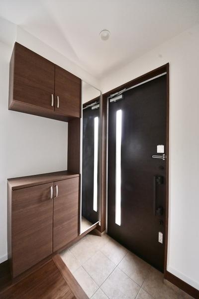 草加市氷川町の中古一戸建て(玄関)