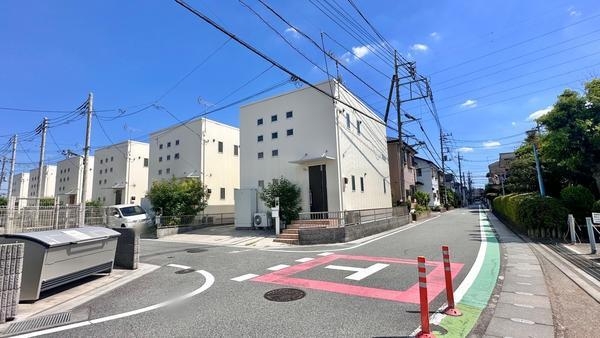 草加市氷川町の中古一戸建て(前面道路含む現地写真)