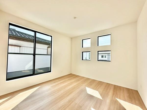草加市稲荷4丁目　新築一戸建て　12期1号棟