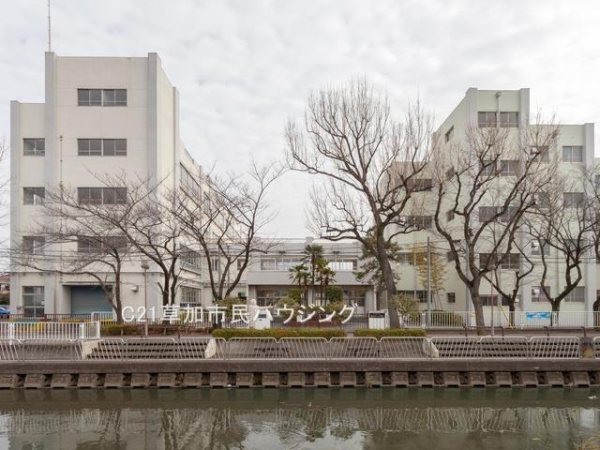 八潮伊草団地8号棟(松之木小学校)