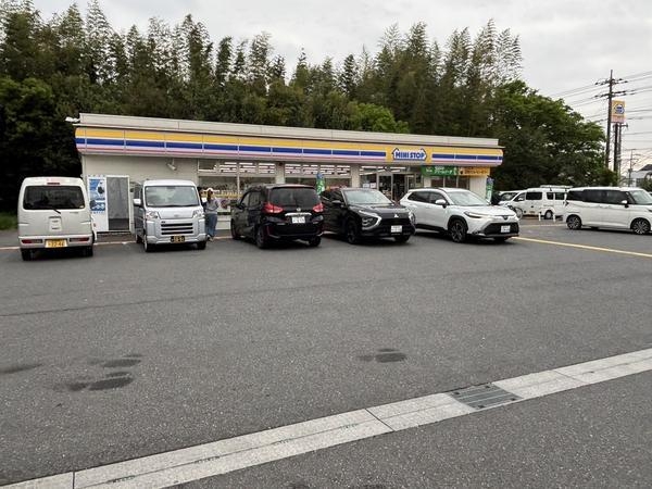八潮伊草団地8号棟(ミニストップ　八潮柳之宮店)